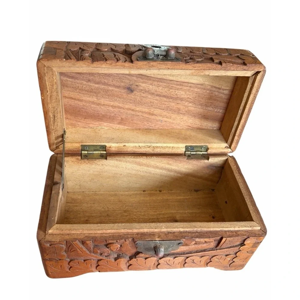 The Unbranded Brand vintage hand